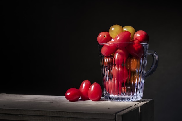 Un petit bocal en verre transparent rempli de mûre