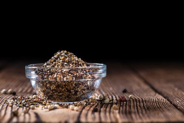 Petit bol avec des grains de poivre concassés