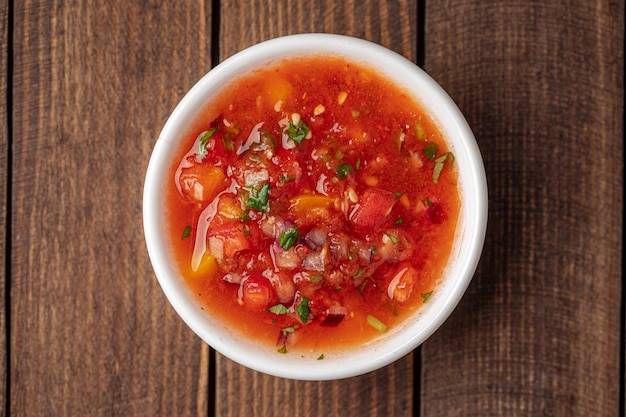 Petit bol de sauce salsa rouge appétissante