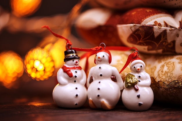 Petit bonhomme de neige jouet sur table de décorations de Noël