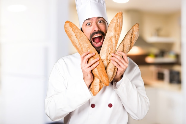 Petit boulanger fou d&#39;un plat à la cuisine