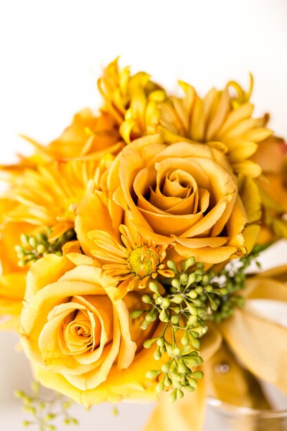 Petit bouquet de mariée avec des roses sur fond blanc.