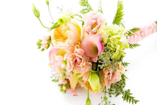 Photo petit bouquet de mariée avec des roses sur fond blanc.
