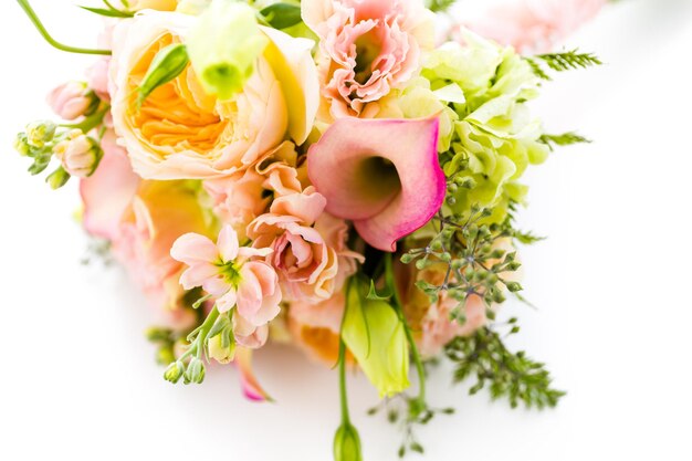 Petit bouquet de mariée avec des roses sur fond blanc.