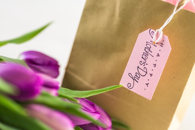 Petit cadeau et tulipes violettes pour la fête des mères.