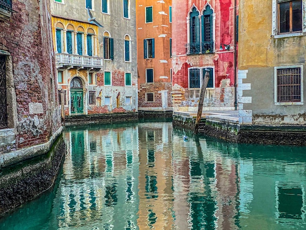 Petit canal dans une rue colorée de Venise pendant la crise COVID19 aucun peuple