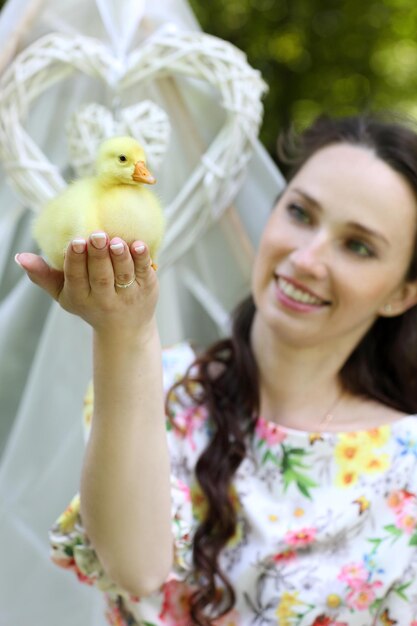 Petit caneton mignon dans les mains de la femme