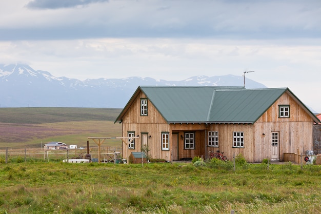 Petit chalet en bois dans le paysage d'Islande