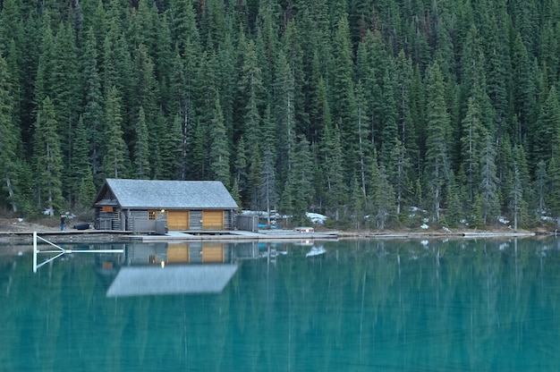 petit chalet près du lac vierge