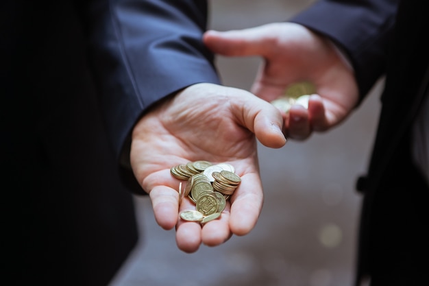 Petit changement dans les mains des hommes