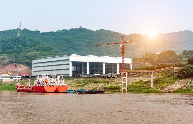 Petit chantier naval sur la rivière