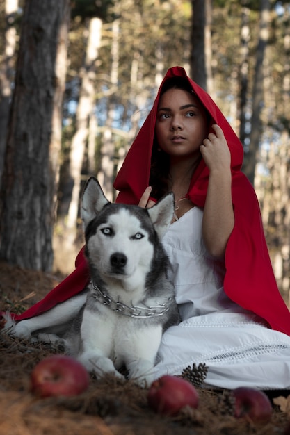 Le petit chaperon rouge avec un adorable husky