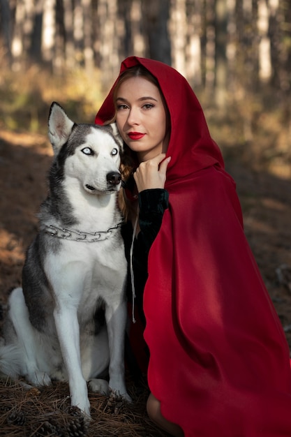 Le petit chaperon rouge avec un adorable husky