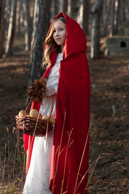 Photo petit chaperon rouge avec panier en bois avec goodies