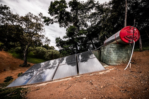 petit chauffage solaire avec panneaux solaires installé dans les zones rurales du Brésil équipement négligé et précaire