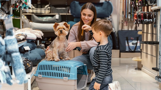 Petit chien à l'animalerie avec propriétaire