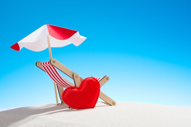 Petit coeur et chaise pour se détendre sur la plage