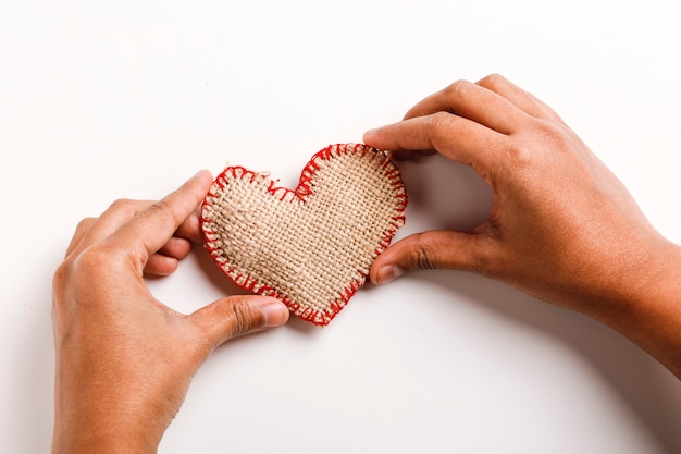 Petit coeur à la main sur fond blanc. concept de la Saint-Valentin