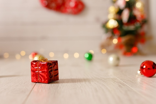 petit coffret rouge en décoration de noël