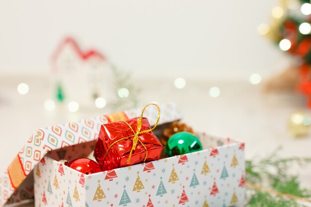 petit coffret rouge en décoration de noël