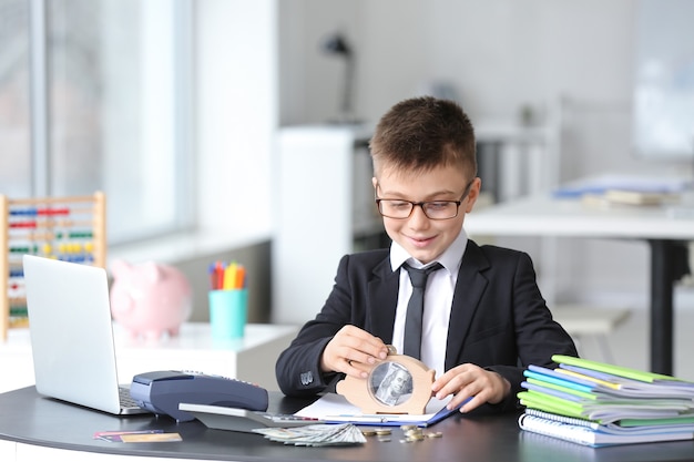 Petit comptable travaillant au bureau