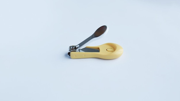 Petit coupe-ongles fantaisie blanc jaune isolé sur blanc pour bébé ou enfant