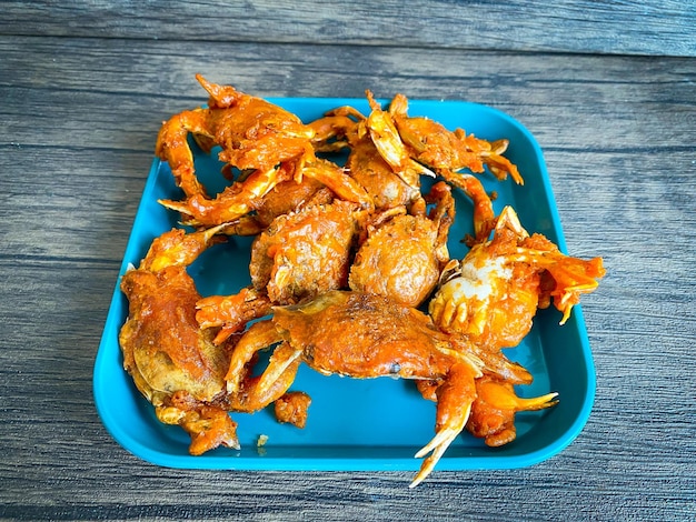 Petit crabe frit sur une table en bois