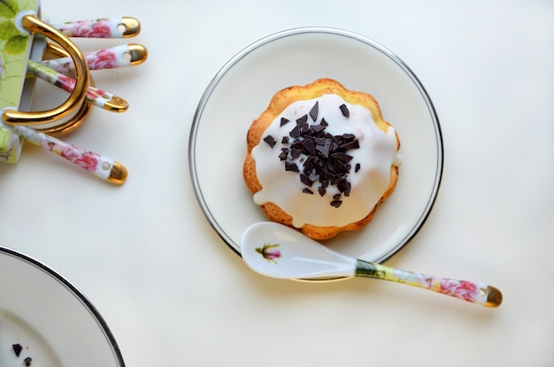 Petit cupcake en glaçage blanc sur fond clair