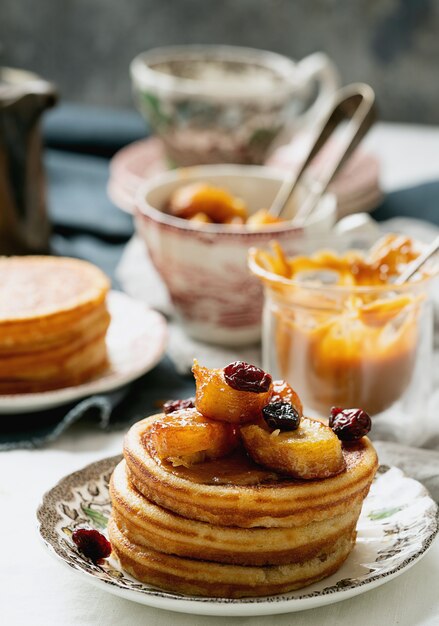 Petit-déjeuner américain, brunch, déjeuner, repas crêpes au beurre de cacahuète et bananes sur une serviette blanche. Concept de nourriture végétalienne