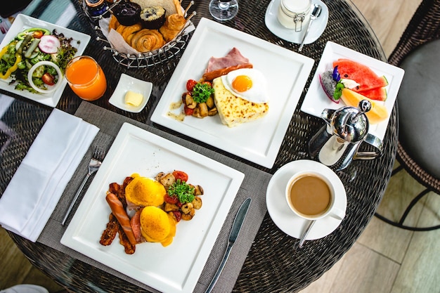 Petit-déjeuner américain complet Un énorme petit-déjeuner sain étalé sur une table avec du café Petit-déjeuner servi avec du café Petit-déjeuner anglais œuf au plat