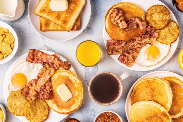 Petit-déjeuner américain complet sain avec des œufs de crêpes au bacon et Latkes, vue de dessus.