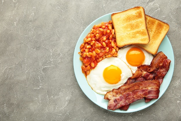 Petit-déjeuner Anglais Complet Traditionnel: œufs Au Plat, Haricots, Bacon Et Pain Grillé