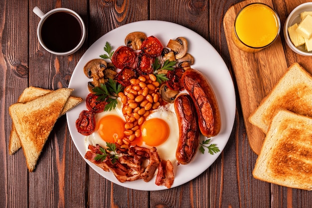 Petit-déjeuner anglais complet traditionnel avec des œufs au plat