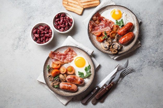 Petit-déjeuner anglais sur des plaques grises sur fond blanc