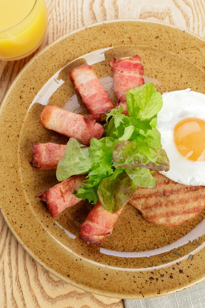 Petit déjeuner anglais. Roulé d&#39;œufs au plat et de bacon