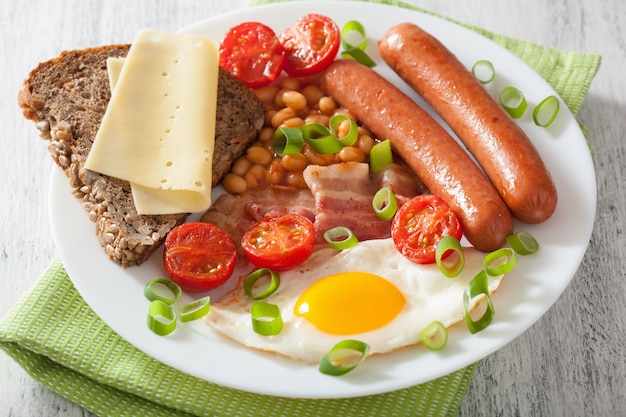 Petit-déjeuner anglais avec saucisses aux œufs frits bacon tomates haricots