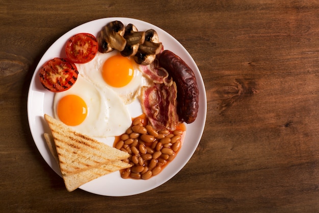 Petit déjeuner anglais sur une table en bois blanche