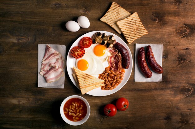 Petit déjeuner anglais sur une table en bois marron