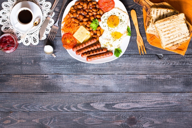 Petit déjeuner anglais traditionnel sur une table en bois