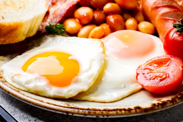 Petit déjeuner anglais traditionnel