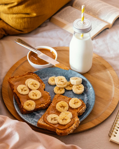 Petit-déjeuner à angle élevé avec des tranches de banane