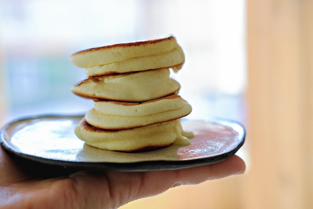 Petit-déjeuner asiatique tendance pour les enfants Crêpes soufflées japonaises moelleuses, gâteaux chauds sur une assiette, crêpes maison simples