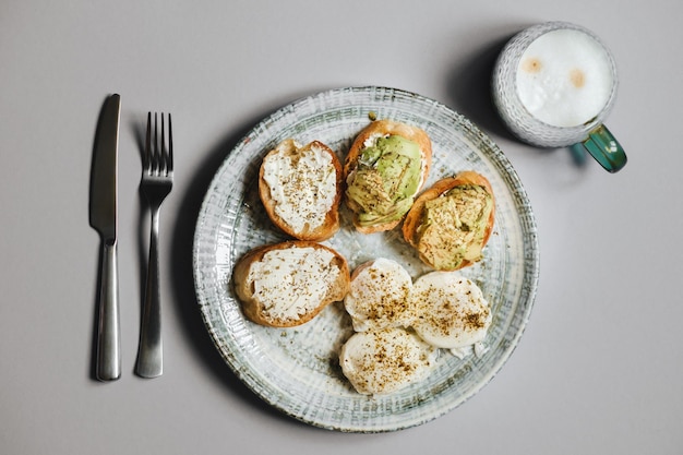 Petit-déjeuner sur une assiette Œufs pochés et sandwichs au fromage