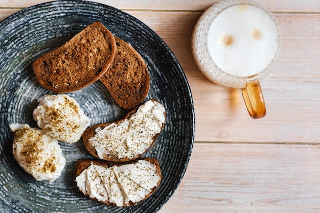 Petit-déjeuner sur une assiette Œufs pochés et sandwichs au fromage