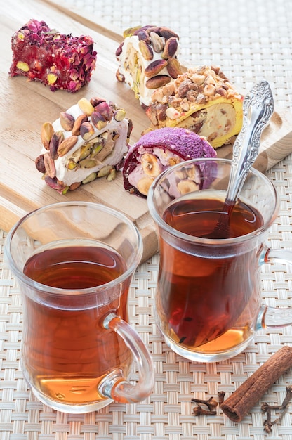 Petit-déjeuner avec assortiment de délices turcs ou lokum et thé