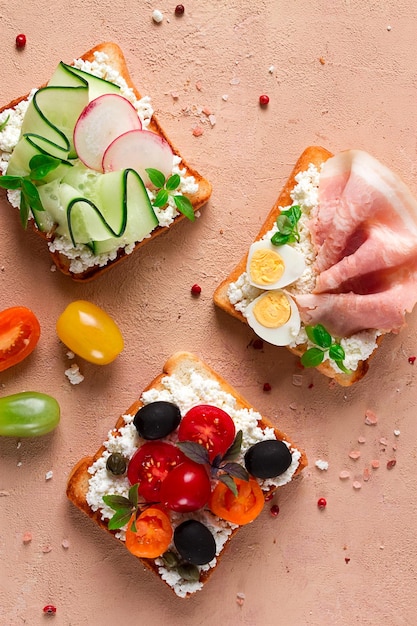 Petit-déjeuner assortiment de sandwichs sur pain grillé blanc vue de dessus aucun peuple