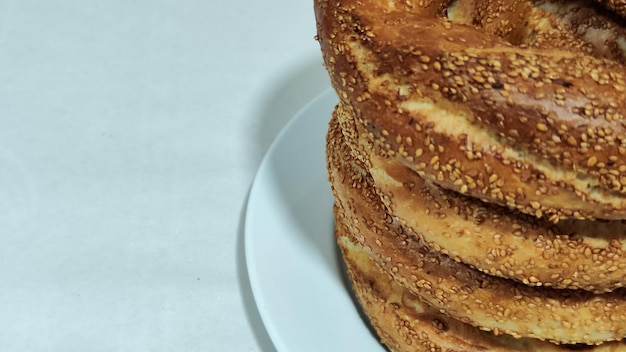 Photo petit-déjeuner au bagel turc, pâte fameuse et sésame