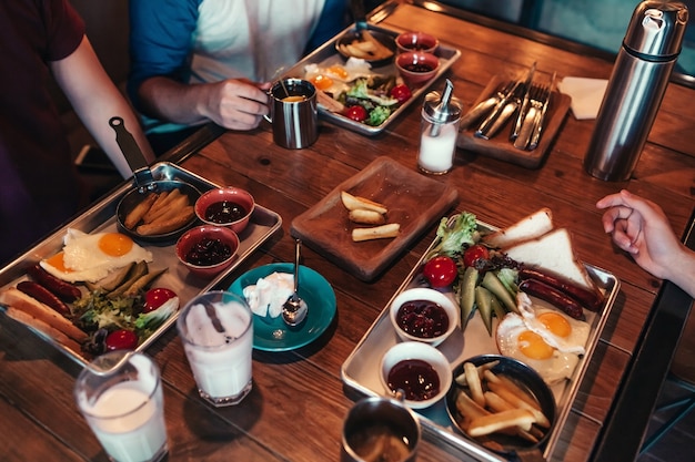 Petit déjeuner au café