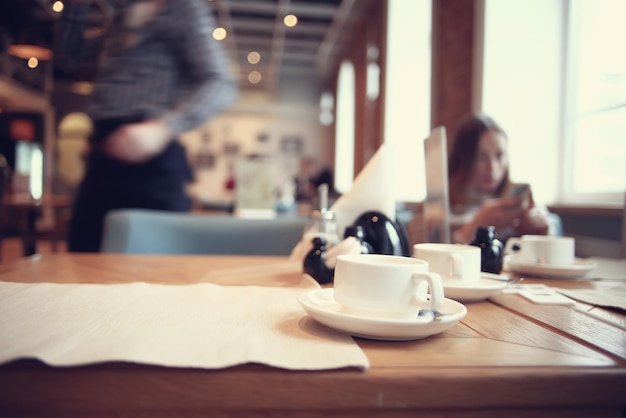 Le petit déjeuner au café.