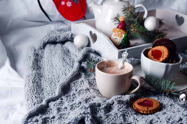 Petit déjeuner au lit avec café et biscuits